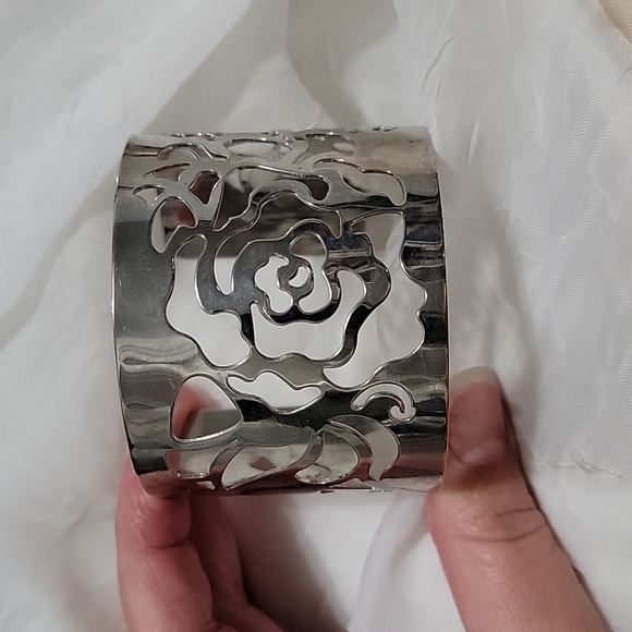 Rose cut silver cuff - Picture 3 of 4